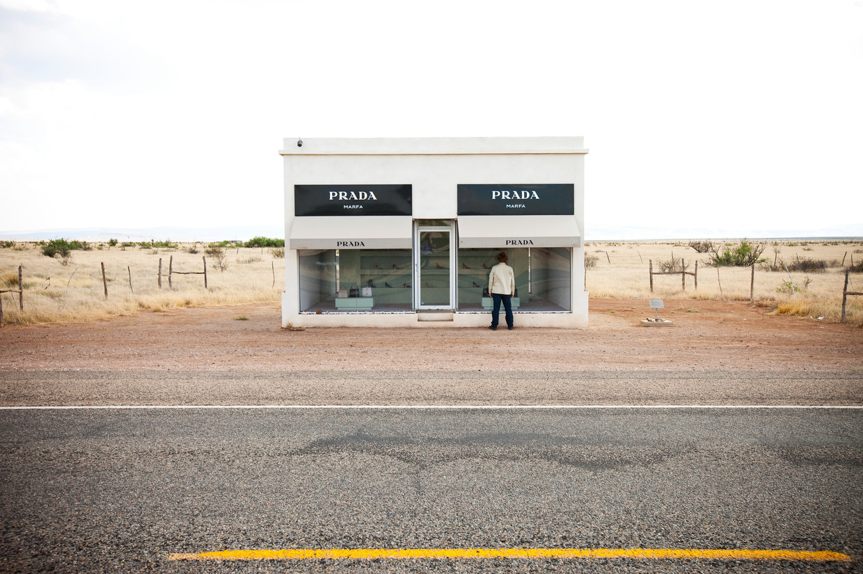 Prada bij Marfa. Het lijkt een winkel, het is een kunstproject. Beeld Getty Images