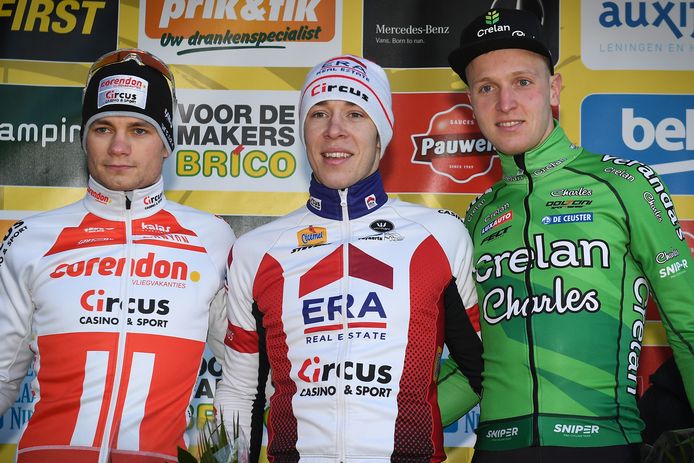 David van der Poel (l) naast winnaar Laurens Sweeck. Tim Merlier (r) vervolledigt het podium.