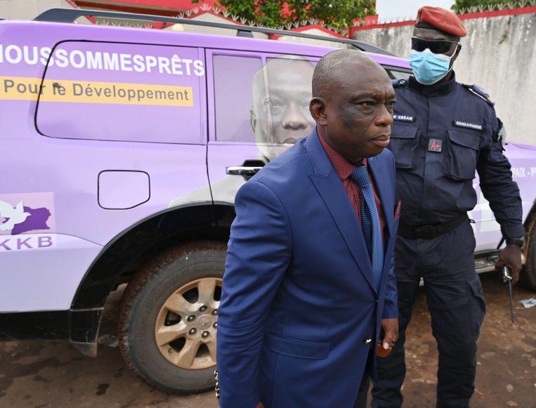 Presidentskandidaat Kouadio Konan Bertin bij zijn campagnehoofdkwartier in de Ivoriaanse havenstad Abidjan op weg naar een persconferentie. Zaterdag zijn er verkiezingen. Beeld Issouf Sanogo / AFP