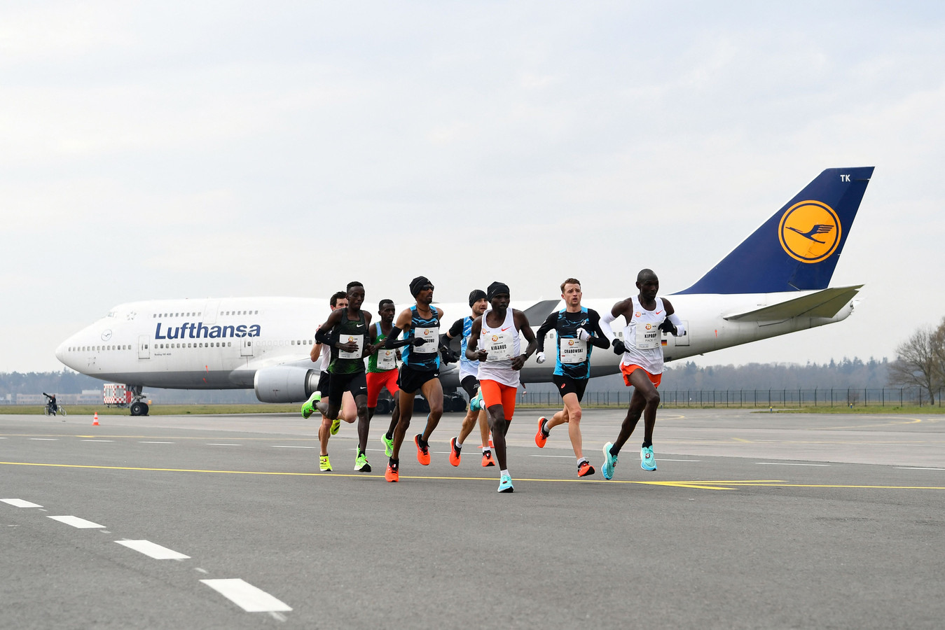 De marathon op het vliegveld van Twente.