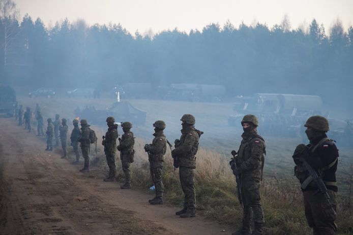 Des migrants ont rapporté avoir été obligés par les forces bélarusses de franchir la frontière mais avoir été refoulés par les gardes-frontières polonais, restant alors coincés à la frontière dans des conditions météo de plus en plus difficiles.
