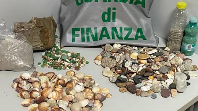 Italiaanse douane neemt 22 kilogram zand, schelpjes en kiezels van Sardinische stranden in beslag