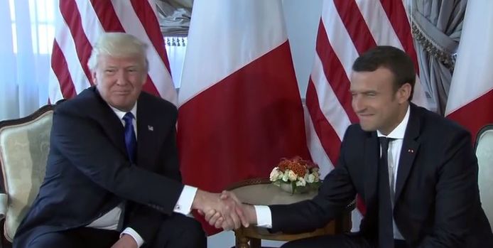 Trump en Macron schudden elkaar de hand. Let vooral op de witte knokkels van Trump.