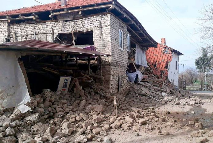 Een beschadigde woning in Acipayam na de aardbeving.