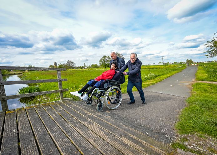 Edwin met Maarten (76) en zijn dochter Angelina in’t Veld bij het veelgebruikte bruggetje in Krimpen aan den IJssel.