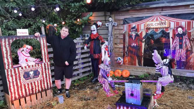 IN BEELD. Halloweenfanaat Kristof tovert voortuin om in griezelparadijs: “Zodra je dichterbij stapt, komen clowns in beweging”