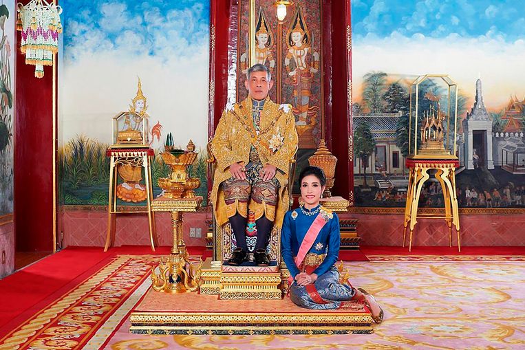 Maha Vajiralongkorn met generaal-majoor Sineenatra Wongvajirabhakdi, de ‘koninklijke gezellin’.  In 2019 raakte zij tijdelijk al haar titels kwijt, maar deze heeft ze in september weer teruggekregen omdat ze volgens het hof niet langer ‘besmeurd’ is. Beeld AP