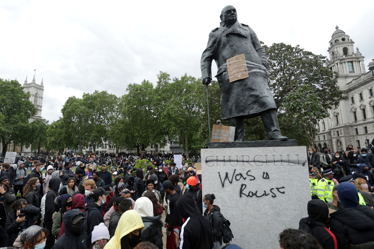 Het standbeeld van de voormalige Britse premier Winston Churchill in Londen is beklad met de woorden ‘was een racist’. Beeld AFP