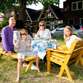 Het gezin Stitselaar eet aan de picknicktafel voor de deur: ‘Vaak is het rond deze tijd net een buurtcamping’