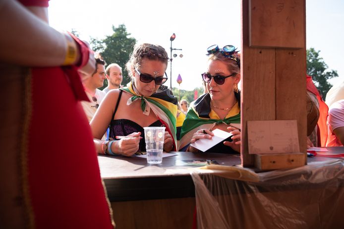 Dani och Jessie skriver till sina vänner och familj i Sydafrika.