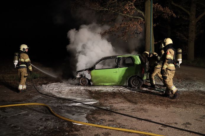 De brandweer bluste woesdagochtend een verlaten brandende auto in Sint-Oedenrode.