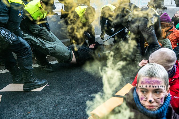 Arrestaties tijdens de actie van Extinction Rebellion op de A12 afgelopen zaterdag. Beeld Joris van Gennip voor de Volkskrant