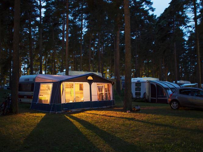 Meisje (14) werd op camping misbruikt door vader vriendinnetje: jaren later staat ze oog in oog met hem