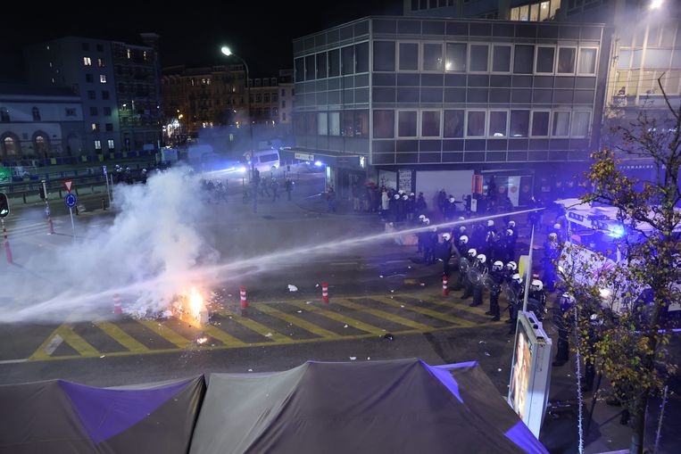 Politie en relschoppers in Brussel. Beeld BELGA