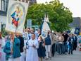 #NLBEELD#  Zegge Pix4Profs / Marina Popova. 
De meimaand in Zegge is woensdagavond afgesloten met een processie met vaandels en het Mariabeeld. Priesters en bedevaartgangers trekken samen door het dorp.