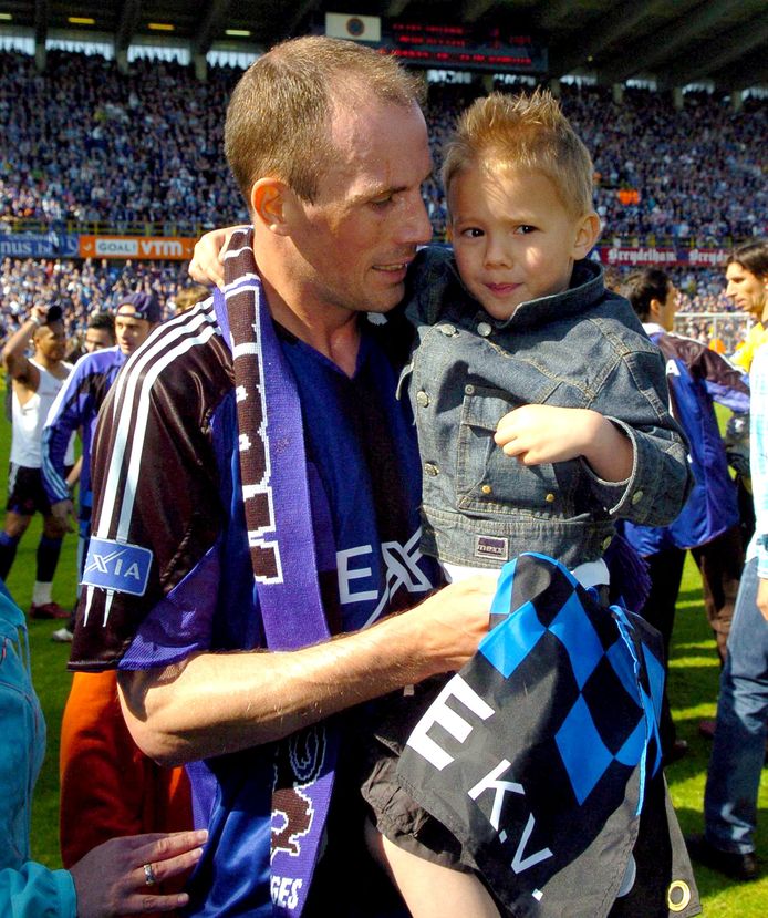 Clement en zijn zoontje vieren na het behalen van de landstitel in 2005.