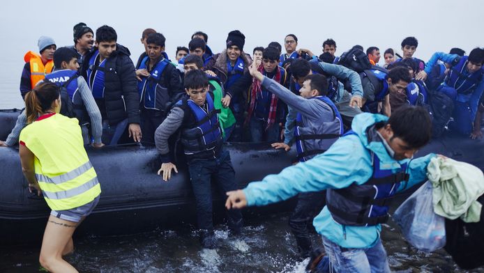 Bootvluchtelingen komen aan op Grieks grondgebied