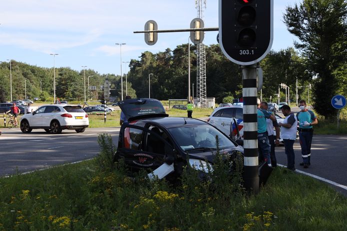 Vooral de kleinere auto is zwaar gehavend door het ongeluk op de kruising van de Apeldoornse- en de Europaweg in Arnhem.