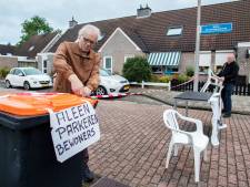 Deze Enschedeërs zijn de parkeeroverlast in hun straat zó zat, dat ze zelf de boel afsluiten: ‘Dit kan zo niet langer’
