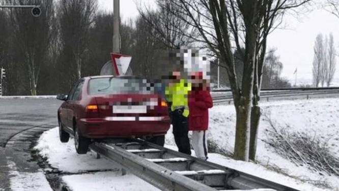 "Iets met sneeuw", twittert politie over dit bizar ongeval