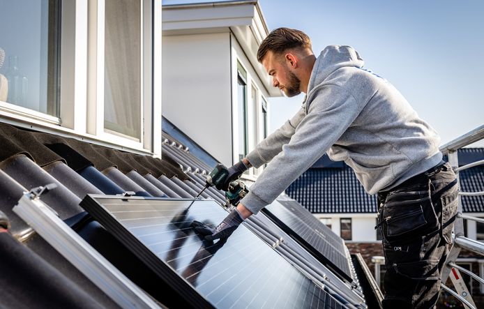 VLAARDINGEN - Zonnepanelen worden op het dak van een woning geinstalleerd. Huizen worden verduurzaamd om minder afhankelijk te zijn van aardgas en om te besparen op energieverbruik.