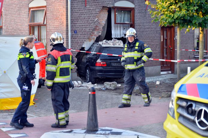 Auto rijdt woning in Luyksgestel binnen, precies op de plek waar een bewoner lag te slapen.