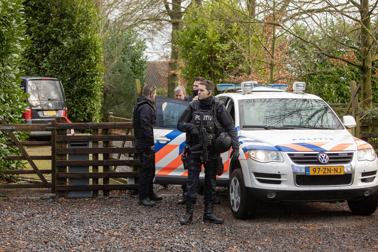 Een politie-eenheid bewaakt in februari een crystalmethlab dat in Eemnes is aangetroffen. Beeld Caspar Huurdeman / Hollandse Hoogte