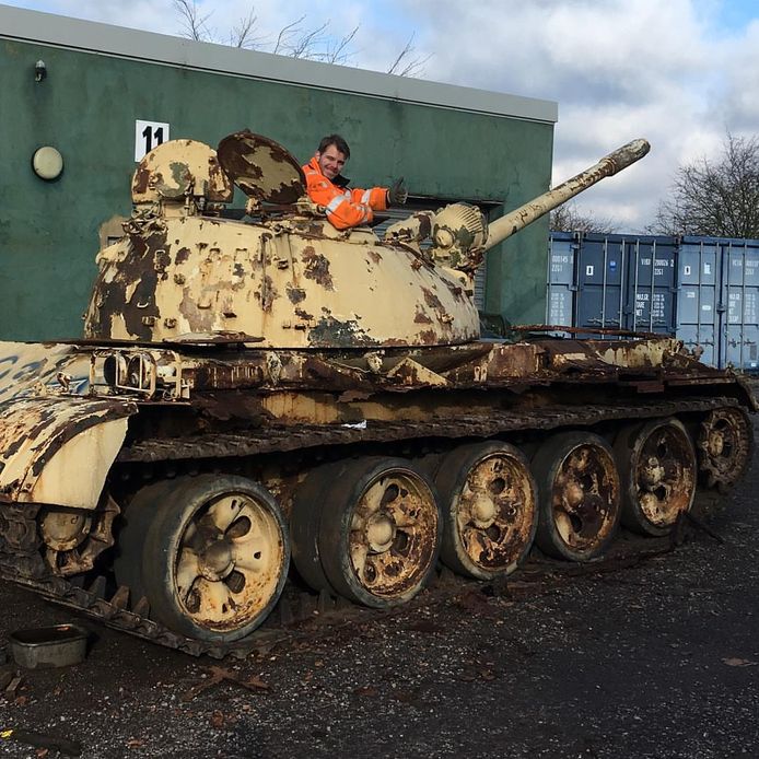 Nederlandse Youtuber koopt tank en haalt motor uit elkaar | Auto | AD.nl