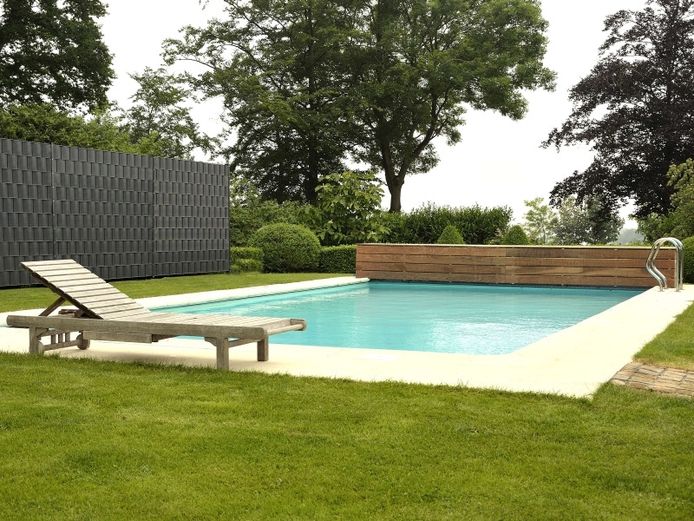 Een houten schutting of vlechtscherm geeft je tuin een meer natuurlijke uitstraling.