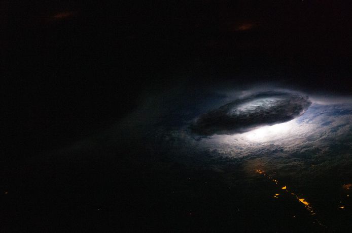 Ook vanuit het ISS: een blikmseminslag onder een donderwolk boven Bolivia. (Archieffoto 2011)