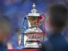 Rode kaart voor doelman die plast in heg tijdens FA Cup-duel: ‘Als je moet, dan moet je’