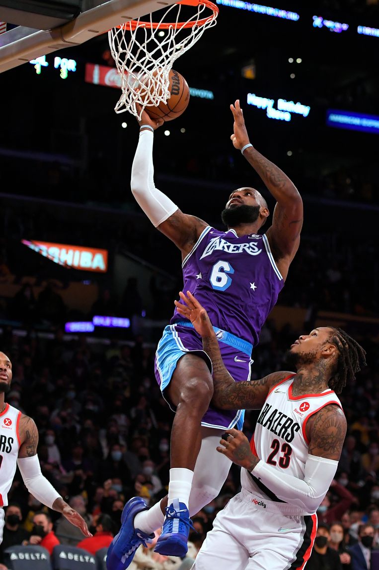 LeBron James en zijn Los Angeles Lakers basketten voortaan in de Crypto.com Arena. Beeld AP