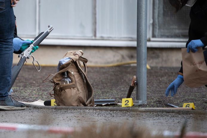 Sporenonderzoek op de twee geweren die naast het lichaam van de schutter werden aangetroffen.