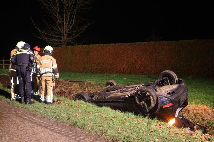 Een auto is zondagavond op de kop in de sloot terechtgekomen aan het Holleneind in Haaren.
