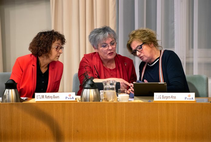 De Montferlandse fractie van de PvdA in gesprek tijdens de raadsvergadering. De fractie bestaat alleen uit vrouwen.