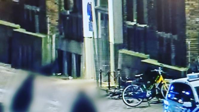 Groep jongens misdraagt zich in centrum Utrecht: plantenbakken vernielen en spugen op politieauto