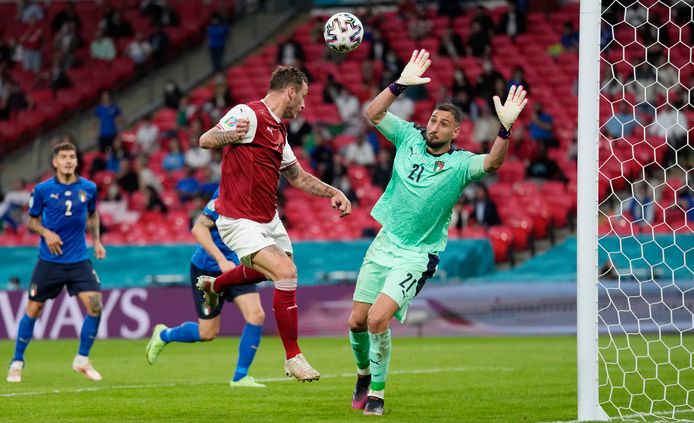 Marco Arnadovic pensa di poter portare l'Austria in vantaggio per 1-0, ma il VAR annulla il gol per fuorigioco.