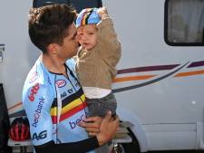 Vertederende beelden: Wout van Aert hangt medaille om nek van huilend zoontje