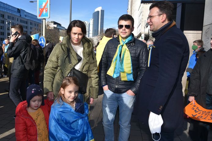 Tetiana (helemaal links met haar kinderen) en Ivan (helemaal rechts) zijn vrienden die beiden van Oekraïne naar ons land verhuisd zijn. Ze wonen nu zo'n drie à vier jaar in ons land.