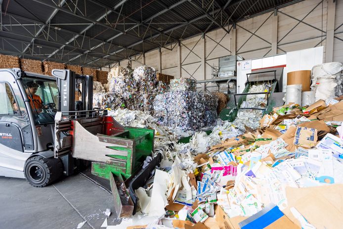 Bedrijvigheid in een loods van papierverwerkingsbedrijf CVB Ecologistics.