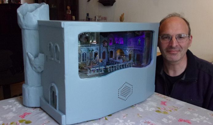 Oisterwijk John Steijger verwerkte 70 lichtpunten, 32 bewegende delen, 70 microcontrollers en 350 meter aan bedrading in zijn reconstructie van het Spookslot van de Efteling.