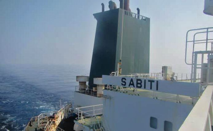 De Iraanse staatstelevisie gaf foto’s vrij van de olietanker Sabiti, die door twee raketten zou geraakt zijn.