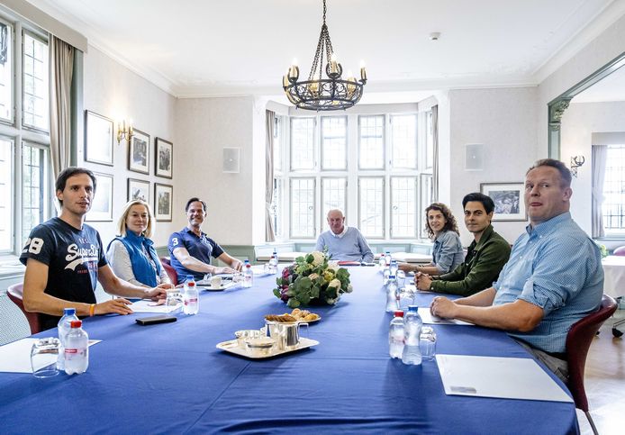 (LR) Wopke Hoekstra (CDA), Sigrid Kaag (D66), Mark Rutte (VVD), Detective Johan Remkes, Sophie Hermans (VVD), Rob Jetten (D66) e Pieter Heerma (CDA) nella tenuta De Zwaluwenberg.