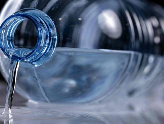Flessenwater bevat honderdduizenden minuscule plasticdeeltjes: “Veel meer dan eerdere studies waarnamen” 