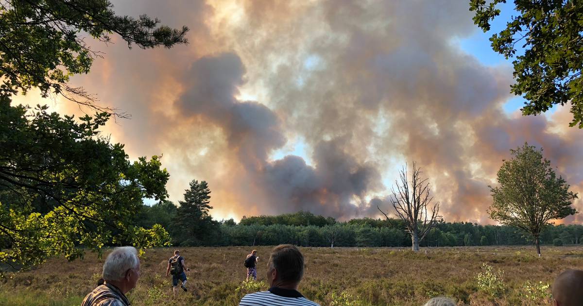 Grote brand Oldebroek is geblust, defensie houdt oogje in ...