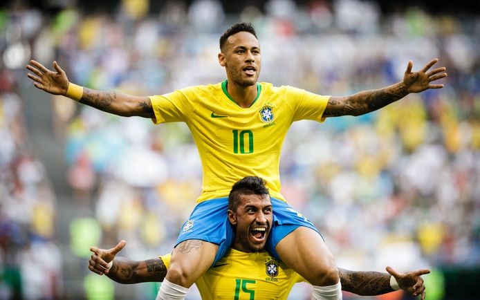 Neymar op de schouders van Paulinho na de overwinning op Mexico in de achtste finale.