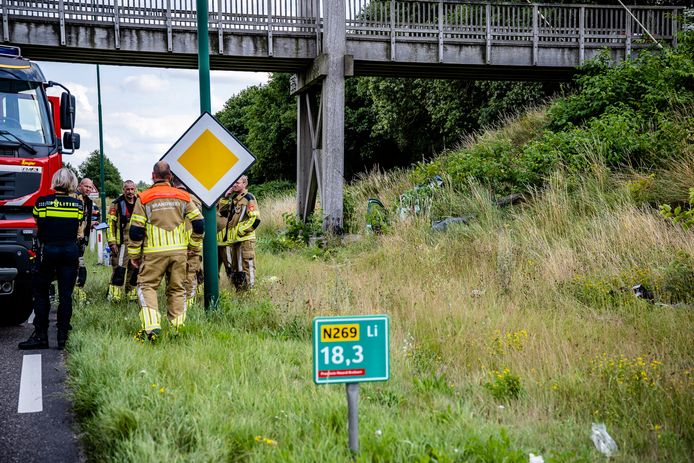 Een auto is over een rotonde op de N269 in Hilvarenbeek gevlogen.