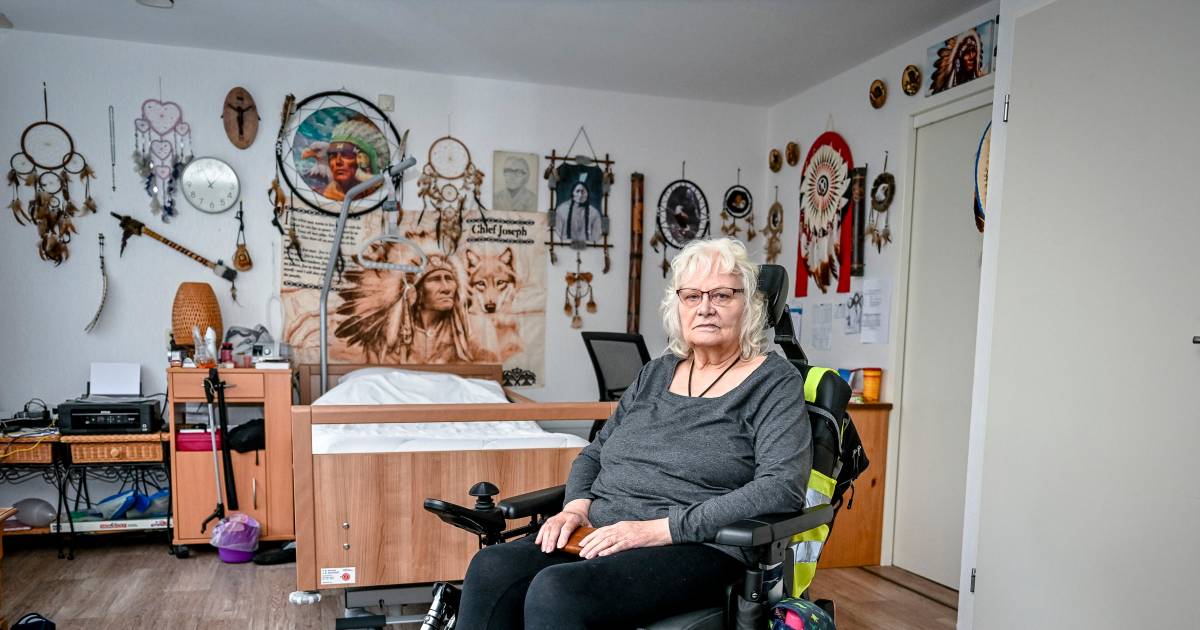 Door ‘rammelende’ rolstoel durft Wil nauwelijks deur meer uit: ‘Heb verdorie al een kind aangereden’.