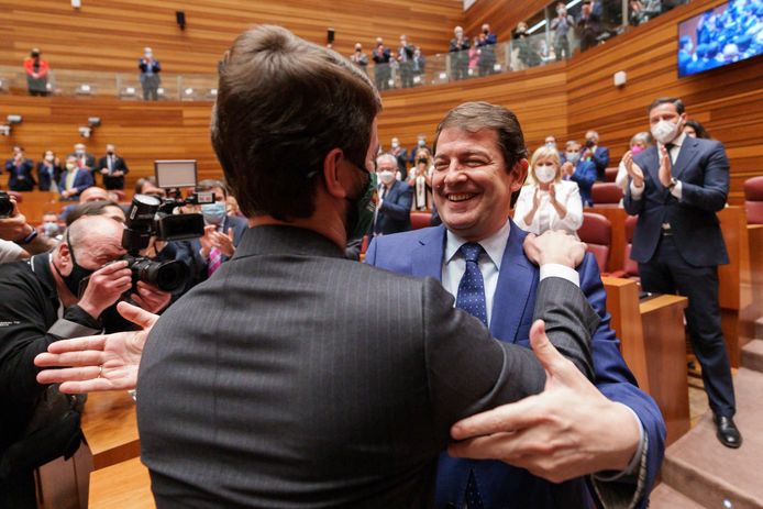 voorzitter van Vox, Santiago Abascal (links) feliciteert Alfonso Fernández Mañueco van de Parti Popular (rechts).