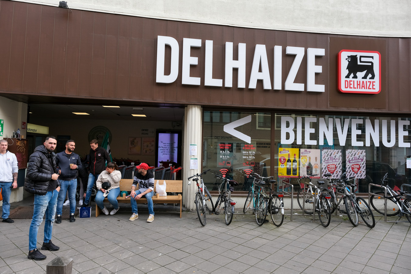 Directie van Delhaize sluit tijdelijk aantal winkels wegens “veiligheid” Foto hln.be